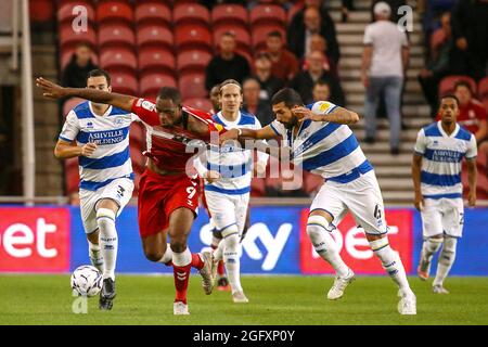 Uche Ikpeazu di Middlesbrough e Yoann Barbet della battaglia QPR - Middlesbrough contro Queens Park Rangers, Sky Bet Championship, Riverside Stadium, Middlesbrough, Regno Unito - 18 agosto 2021 solo per uso editoriale - si applicano le restrizioni DataCo Foto Stock