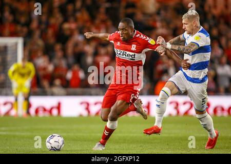 Uche Ikpeazu di Middlesbrough e Lee Wallace di QPR - Middlesbrough / Queens Park Rangers, Sky Bet Championship, Riverside Stadium, Middlesbrough, Regno Unito - 18 agosto 2021 solo per uso editoriale - si applicano le restrizioni DataCo Foto Stock