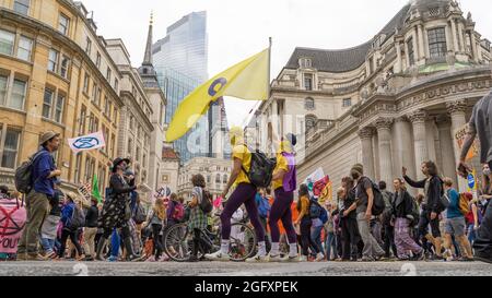 Estinzione i manifestanti della ribellione marciando attraverso la città di Londra tenendo bandiere. Londra - 27 agosto 2021 Foto Stock