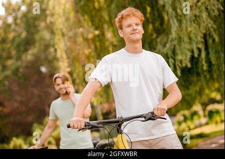 Due ragazzi con biciclette dopo l'allenamento mattutino Foto Stock