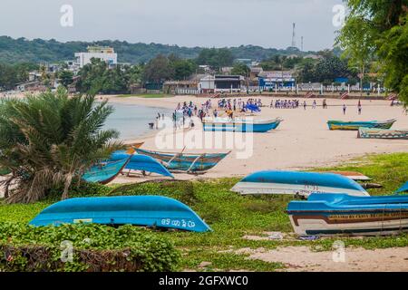 TRINCOMALEE, SRI LANKA - 23 LUGLIO 2016: Persone su una spiaggia a Trincomalee, Sri Lanka Foto Stock