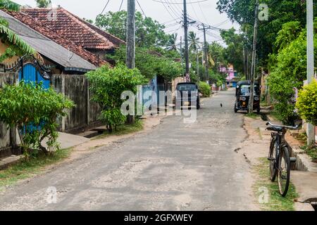 TRINCOMALEE, SRI LANKA - 23 LUGLIO 2016: Vista di una strada a Trincomalee, Sri Lanka Foto Stock