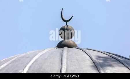 Metà Crescent al cupola in alluminio Tomba Ottomana Foto Stock