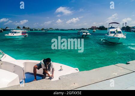 ISOLA DI HULHULE, MALDIVE - 11 LUGLIO 2016: Barche al porto vicino all'aeroporto internazionale Ibrahim Nasir a Male, Maldive. Foto Stock