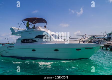 ISOLA DI HULHULE, MALDIVE - 11 LUGLIO 2016: Yacht al porto vicino all'Aeroporto Internazionale di Ibrahim Nasir a Male, Maldive. Foto Stock