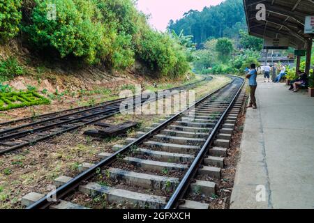 ELLA, SRI LANKA - 15 LUGLIO 2016: Stazione ferroviaria nel villaggio di Ella Foto Stock