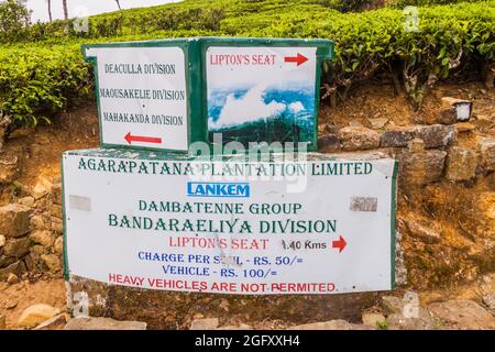 DAMBATENNE, SRI LANKA - 15 LUGLIO 2016: Cartello informativo su una strada nelle piantagioni di tè del villaggio di Dambatenne. Foto Stock