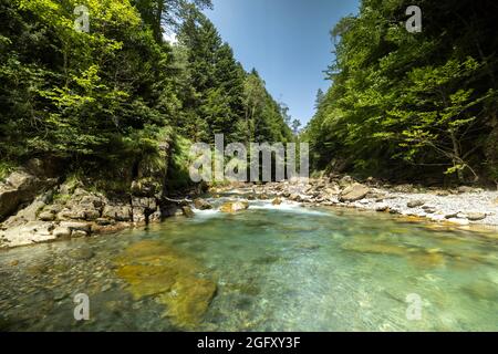 Nuvole che passano sui monti del monte pedido e sul fiume Foto Stock