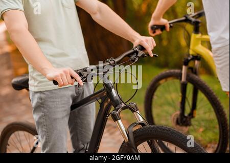 Ciclisti sulla pista ciclabile durante l'allenamento Foto Stock