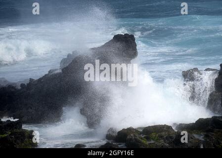 Enormi onde che si infrangono sulle coste rocciose al largo di ho'okipa Lookout sulla costa settentrionale di Maui Foto Stock