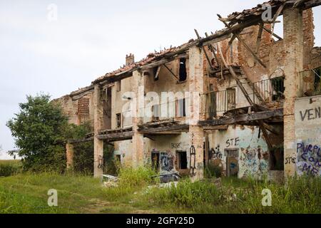 Un antico casale in mattoni in rovina e derelitto (cascina) vicino a Treviglio nella regione Lombardia. Foto Stock