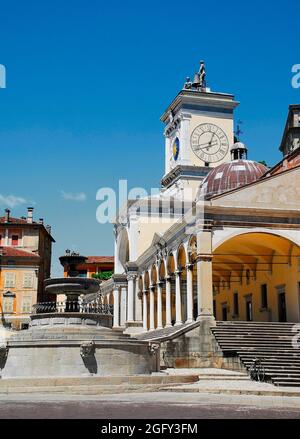 Piazza della Liberta a Udine, Italia nord-orientale. Sulla destra si trova la Loggia di San Giovanni del XVI secolo con una fontana in primo piano Foto Stock