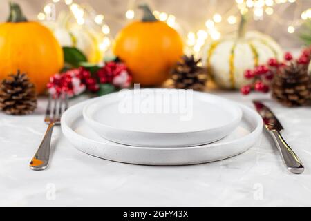 Cena di ringraziamento. Il tavolo delle feste è decorato con zucche. Sfondo di ringraziamento. Spazio di copia Foto Stock