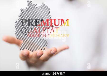 Primo piano di 3D rendering tedesco mappa delineata in mano di un uomo Foto Stock
