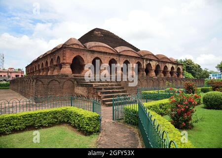 Rasmancha. Questo tempio indù è stato costruito da Bir Hambir in c.1600 CE. Si erge su un plinto di laterite sopraelevato (24.5 m x 24.5 m) con sup piramidale Foto Stock