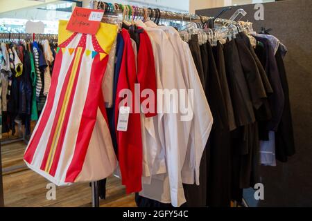 High Wycombe, Buckinghamshire, Regno Unito. 27 agosto 2021. Divise scolastiche donate per la vendita a £1 per articolo presso l'hub. Il Wycombe Food Hub è diventato una parte vitale della comunità di High Wycombe. I supermercati donano cibo che è passato è vendere per data, ma è ancora adatto per il consumo. Gli acquirenti pagano £3 per un cestino di shopping. Il loro non è un criterio di idoneità e chiunque può acquistare cibo e merci. Credit: Maureen McLean/Alamy Live News Foto Stock