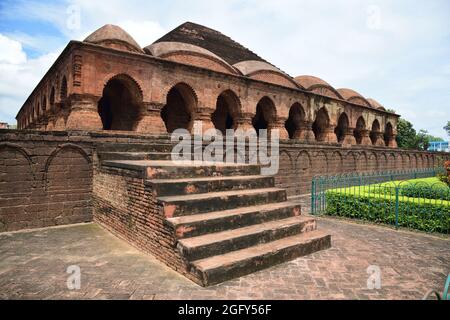 Rasmancha. Questo tempio indù è stato costruito da Bir Hambir in c.1600 CE. Si erge su un plinto di laterite sopraelevato (24.5 m x 24.5 m) con sup piramidale Foto Stock