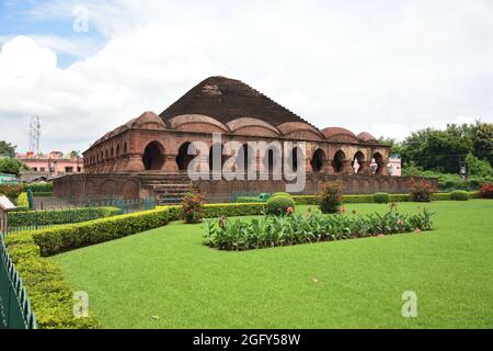 Rasmancha. Questo tempio indù è stato costruito da Bir Hambir in c.1600 CE. Si erge su un plinto di laterite sopraelevato (24.5 m x 24.5 m) con sup piramidale Foto Stock