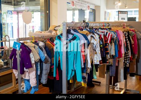 High Wycombe, Buckinghamshire, Regno Unito. 27 agosto 2021. Abiti per bambini donati in vendita. Il Wycombe Food Hub è diventato una parte vitale della comunità di High Wycombe. I supermercati donano cibo che è passato è vendere per data, ma è ancora adatto per il consumo. Gli acquirenti pagano £3 per un cestino di shopping. Il loro non è un criterio di idoneità e chiunque può acquistare cibo e merci. Credit: Maureen McLean/Alamy Live News Foto Stock