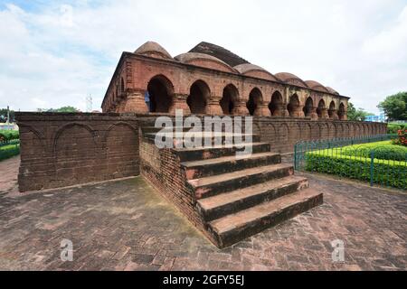 Rasmancha. Questo tempio indù è stato costruito da Bir Hambir in c.1600 CE. Si erge su un plinto di laterite sopraelevato (24.5 m x 24.5 m) con sup piramidale Foto Stock