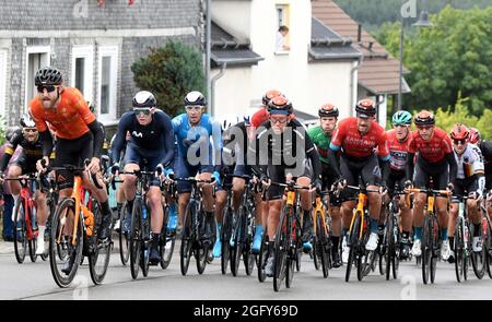 Sangerhausen, Germania. 27 ago 2021. Ciclismo: Tour della Germania, tappa 2, Sangerhausen - Ilmenau. Il pelotone è in arrivo. Credit: Bernd Thissen/dpa/Alamy Live News Foto Stock