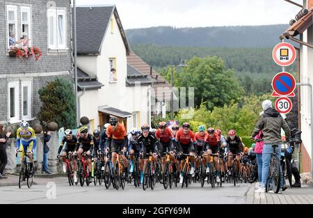 Sangerhausen, Germania. 27 ago 2021. Ciclismo: Tour della Germania, tappa 2, Sangerhausen - Ilmenau. Il pelotone è in arrivo. Credit: Bernd Thissen/dpa/Alamy Live News Foto Stock