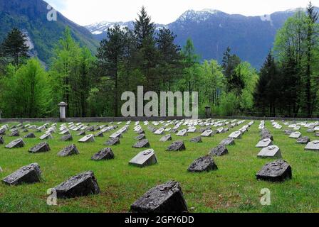 Slovenia, Bovec WWI cimitero di guerra austro-ungarico. Il cimitero si trova a due chilometri dal centro, vicino all'incrocio tra la strada per il Passo Predil e la strada per la Valle del Trenta e la Valle della Lepena. Il cimitero contiene i resti mortali dei soldati austriaci, la maggior parte dei quali è morta durante l'offensiva di Caporetto (Kobarid). Foto Stock