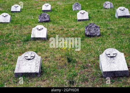 Slovenia, Bovec WWI cimitero di guerra austro-ungarico. Il cimitero si trova a due chilometri dal centro, vicino all'incrocio tra la strada per il Passo Predil e la strada per la Valle del Trenta e la Valle della Lepena. Il cimitero contiene i resti mortali dei soldati austriaci, la maggior parte dei quali è morta durante l'offensiva di Caporetto (Kobarid). Foto Stock