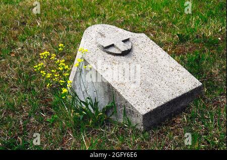 Slovenia, Bovec WWI cimitero di guerra austro-ungarico. Il cimitero si trova a due chilometri dal centro, vicino all'incrocio tra la strada per il Passo Predil e la strada per la Valle del Trenta e la Valle della Lepena. Il cimitero contiene i resti mortali dei soldati austriaci, la maggior parte dei quali è morta durante l'offensiva di Caporetto (Kobarid). Foto Stock