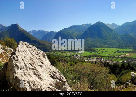 Slovenia, vista di Bovec dal sentiero che sale fino al monte Kukla. L'intera area fu teatro di sanguinose battaglie tra gli eserciti italiano e austro-ungarico durante la prima guerra mondiale. Foto Stock