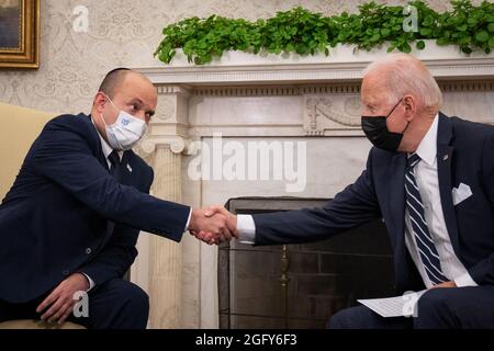 Washington, Stati Uniti. 27 ago 2021. Il presidente Joe Biden e il primo ministro israeliano Naftali Bennett si incontreranno per un incontro bilaterale alla Casa Bianca di Washington, DC venerdì 27 agosto 2021. (Foto di Sarahbeth Maney/Pool/Sipa USA) Credit: Sipa USA/Alamy Live News Foto Stock