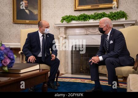 Washington, Stati Uniti. 27 ago 2021. Il presidente Joe Biden e il primo ministro israeliano Naftali Bennett si incontreranno per un incontro bilaterale alla Casa Bianca di Washington, DC venerdì 27 agosto 2021. (Foto di Sarahbeth Maney/Pool/Sipa USA) Credit: Sipa USA/Alamy Live News Foto Stock