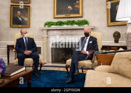 Washington, Stati Uniti. 27 ago 2021. Il presidente Joe Biden e il primo ministro israeliano Naftali Bennett si incontreranno per un incontro bilaterale alla Casa Bianca di Washington, DC venerdì 27 agosto 2021. (Foto di Sarahbeth Maney/Pool/Sipa USA) Credit: Sipa USA/Alamy Live News Foto Stock
