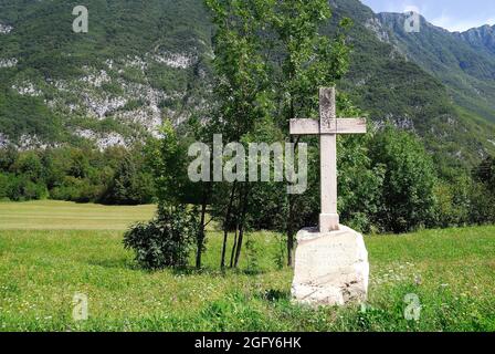 Slovenia, Srpenica nei pressi di Bovec. Croce commemorativa dedicata alla contessa Lucy Christalnigg. 10 agosto 1914; la contessa 'Christalnigg von Oberstein' era sulla sua strada in auto da Klagenfurt via Predil Pass a Gorizia come membro della Croce Rossa di quel tempo. Nei pressi di Serpenizza alcuni Gendarms austro-ungarici volevano controllarla. Aveva ottenuto un permesso di viaggio governativo e così non si fermò. È stata inavvertitamente sparata in questo luogo nel bel paesaggio di montagna. Foto Stock