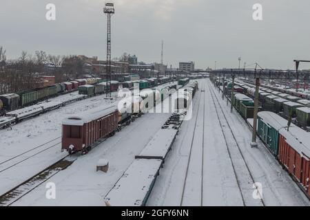 Stazione ferroviaria in inverno. Le auto e le piattaforme per il trasporto sono coperte di neve. Il concetto di trasporto ferroviario. Krasnodar, Russia, febbraio 18, Foto Stock