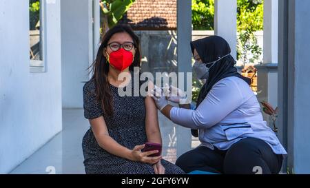 GIACARTA, INDONESIA - 26 luglio 2021: Una giovane donna vaccinata contro il Coronavirus a Giacarta Foto Stock