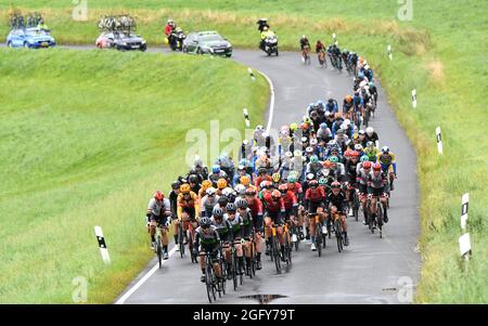 Sangerhausen, Germania. 27 ago 2021. Ciclismo: Tour della Germania, tappa 2, Sangerhausen - Ilmenau. Il pelotone è in arrivo. Credit: Bernd Thissen/dpa/Alamy Live News Foto Stock