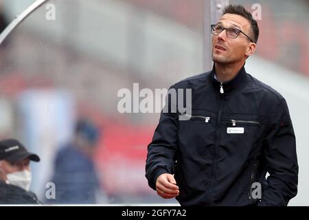 Norimberga, Germania. 27 ago 2021. Calcio: 2 Bundesliga, 1. FC Nürnberg - Karlsruher SC, Matchday 5 al Max-Morlock-Stadion. Christian Eichner, allenatore di Karlsruhe, sta cercando. Credit: Daniel Karmann/dpa - NOTA IMPORTANTE: In conformità con le norme del DFL Deutsche Fußball Liga e/o del DFB Deutscher Fußball-Bund, è vietato utilizzare o utilizzare fotografie scattate nello stadio e/o del match sotto forma di immagini di sequenza e/o serie di foto video-simili./dpa/Alamy Live News Foto Stock