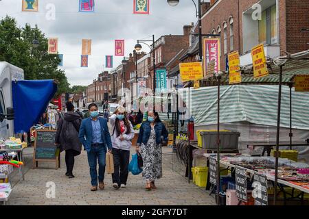 High Wycombe, Buckinghamshire, Regno Unito. 27 agosto 2021. High Wycombe è stato occupato con gli acquirenti oggi sul mercato. I test di flusso laterale Covid-19 sono stati forniti agli acquirenti del mercato. Credit: Maureen McLean/Alamy Live News Foto Stock