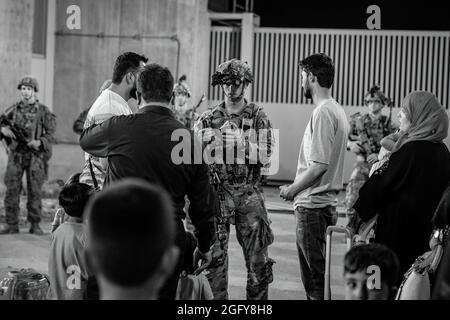 Gli Stati Uniti d'America con la 82a Divisione Airborne assistono gli evacuati durante un'evacuazione all'Aeroporto Internazionale Hamid Karzai, Kabul, Afghanistan, 25 agosto. I membri del servizio degli Stati Uniti stanno assistendo il Dipartimento di Stato con un'operazione di evacuazione non combattente (NEO) in Afghanistan. (STATI UNITI Foto del corpo marino di staff Sgt. Victor Mancilla) Foto Stock