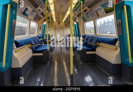 carrozza sotterranea vuota, metropolitana vuota, covid 19, coronavirus, pendolari, pendolari, viaggi al lavoro, carrozza treno deserta, viaggio Foto Stock