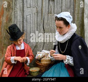 Re-enattori in abito tradizionale, Kentwell Hall, Long Melford, Suffolk, East Anglia, Inghilterra, Regno Unito Foto Stock