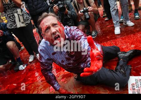 LONDRA, INGHILTERRA - 27 AGOSTO, i manifestanti della ribellione di estinzione prendono parte alla marcia Blood Money a Paternoster Square, Londra venerdì 27 agosto 2021. (Credit: Lucy North | MI News) Credit: MI News & Sport /Alamy Live News Foto Stock