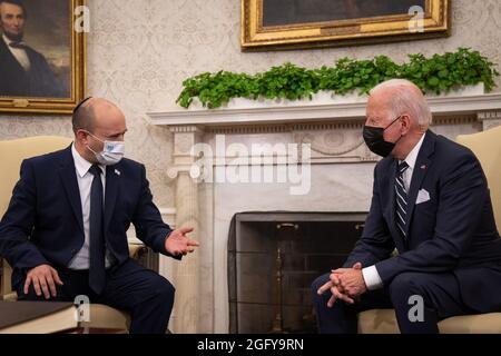 Il Presidente degli Stati Uniti Joe Biden e il primo Ministro Naftali Bennett di Israele si incontrano per un incontro bilaterale nell'Ufficio ovale della Casa Bianca a Washington, DC. Venerdì 27 agosto 2021. Credit: Sarahbeth Maney/Pool via CNP /MediaPunch Foto Stock