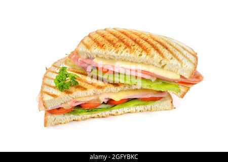 Delizioso panino appena spremuto con prosciutto, formaggio fuso e insalata su sfondo bianco Foto Stock