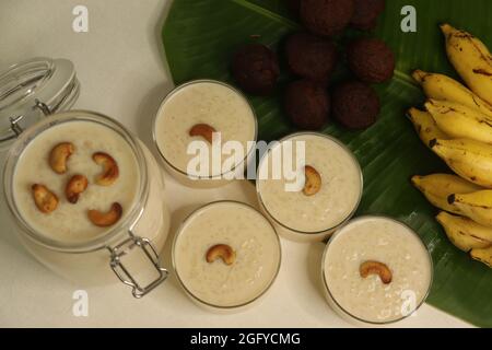 Budini di riso preparati in tradizionale stile Kerala. Un dolce popolare chiamato palada pradhaman fatto con spaghetti di riso, noci di anacardi, cocco e zucchero. Foto Stock