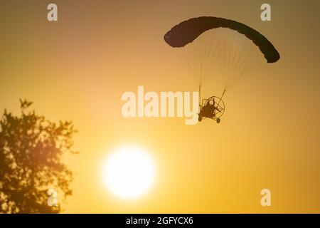 Un paracadute o PPC alimentato vola vicino al tramonto nel deserto di sonora vicino a Quartzsite, Arizona. Foto Stock