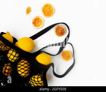 Vista dall'alto dei limoni in una borsa ecologica su uno sfondo bianco isolato Foto Stock