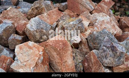 Pietra affilata grande, colpo di materiale da costruzione , guardando giù su mucchio di pietre grandi. Foto Stock