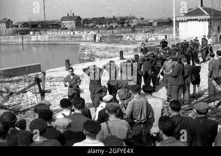 La liberazione di Honfleur, Normandia, Francia durante la seconda guerra mondiale. 26 agosto 1944. Combattente francese di resistenza e soldati britannici scortano giovani soldati tedeschi dopo la loro resa. Foto Stock